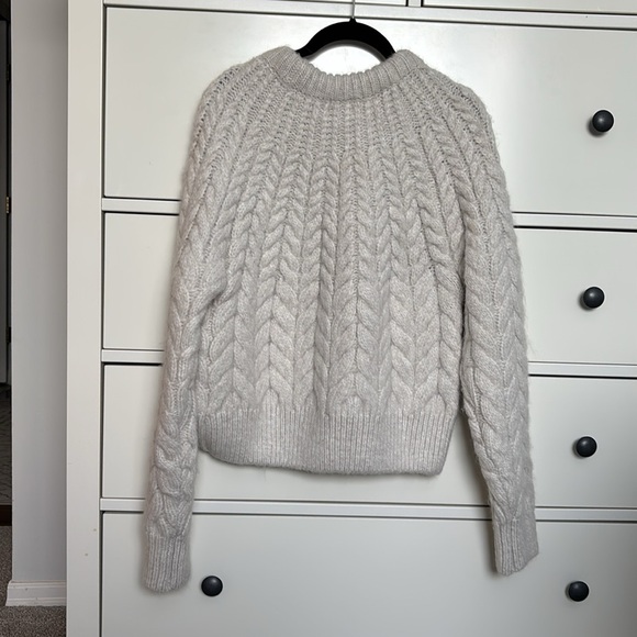 ❌ sold on FB ❌ Beautiful H&M cable knit sweater - Picture 3 of 3
